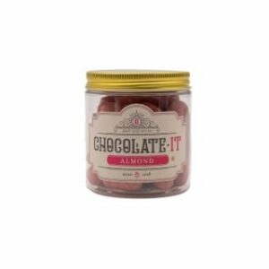 Mandeles karamelizētas baltajā šokolādē ar vafeļu kraukšķiem 2,4% un aveņu pulveri 1.2% 150g CHOCOLA