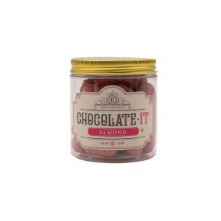 Mandeles karamelizētas baltajā šokolādē ar vafeļu kraukšķiem 2,4% un aveņu pulveri 1.2% 150g CHOCOLA