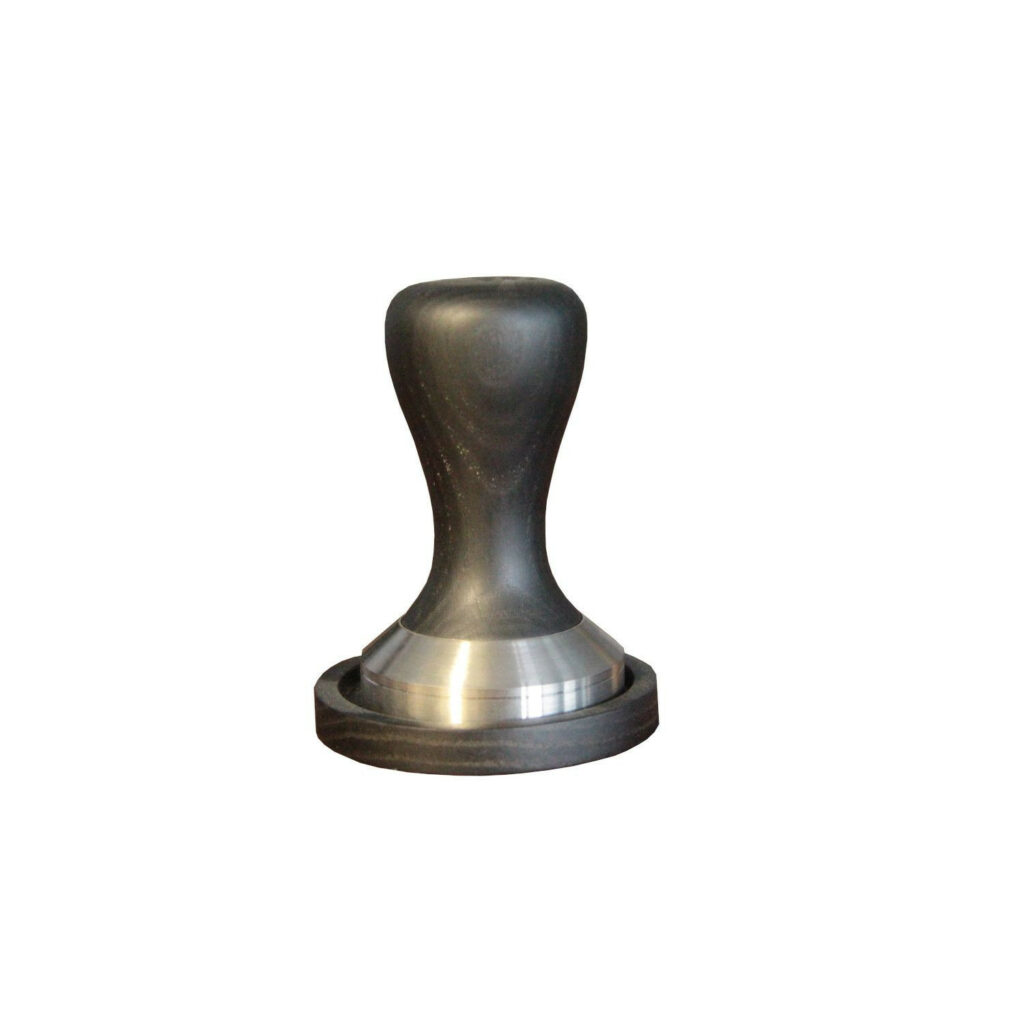 Tamperis kafijai ar koka rokturi, 58.40 mm, ražots LV, (pieejams 2 kr.)
