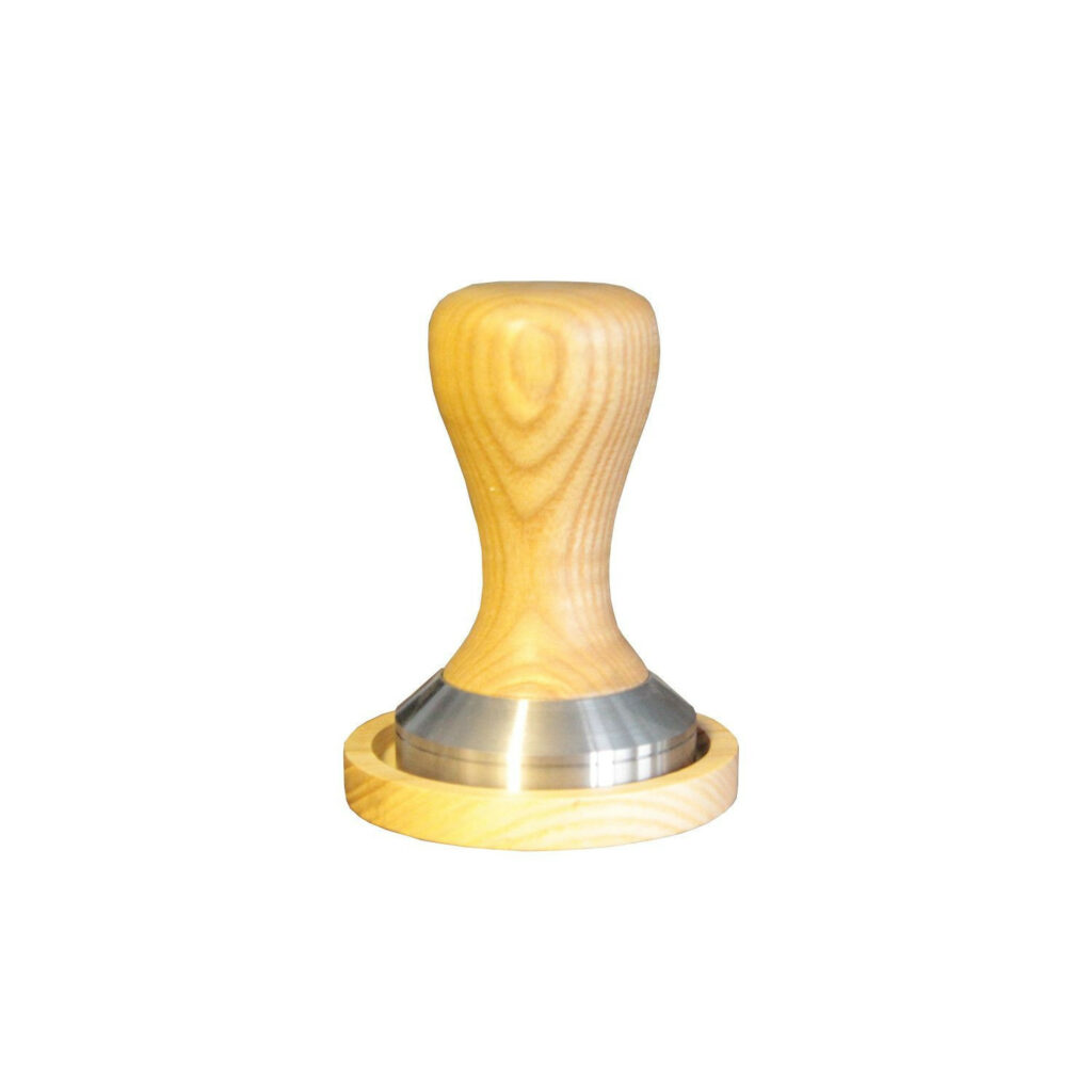 Tamperis kafijai ar koka rokturi, 58 mm, ražots LV, (pieejams 2 kr.)